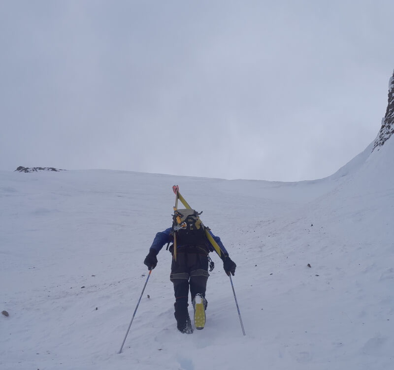 Pente sommitale couloir des contrebandiers dans les Aravis