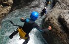 Saut d'un enfant en canyoning