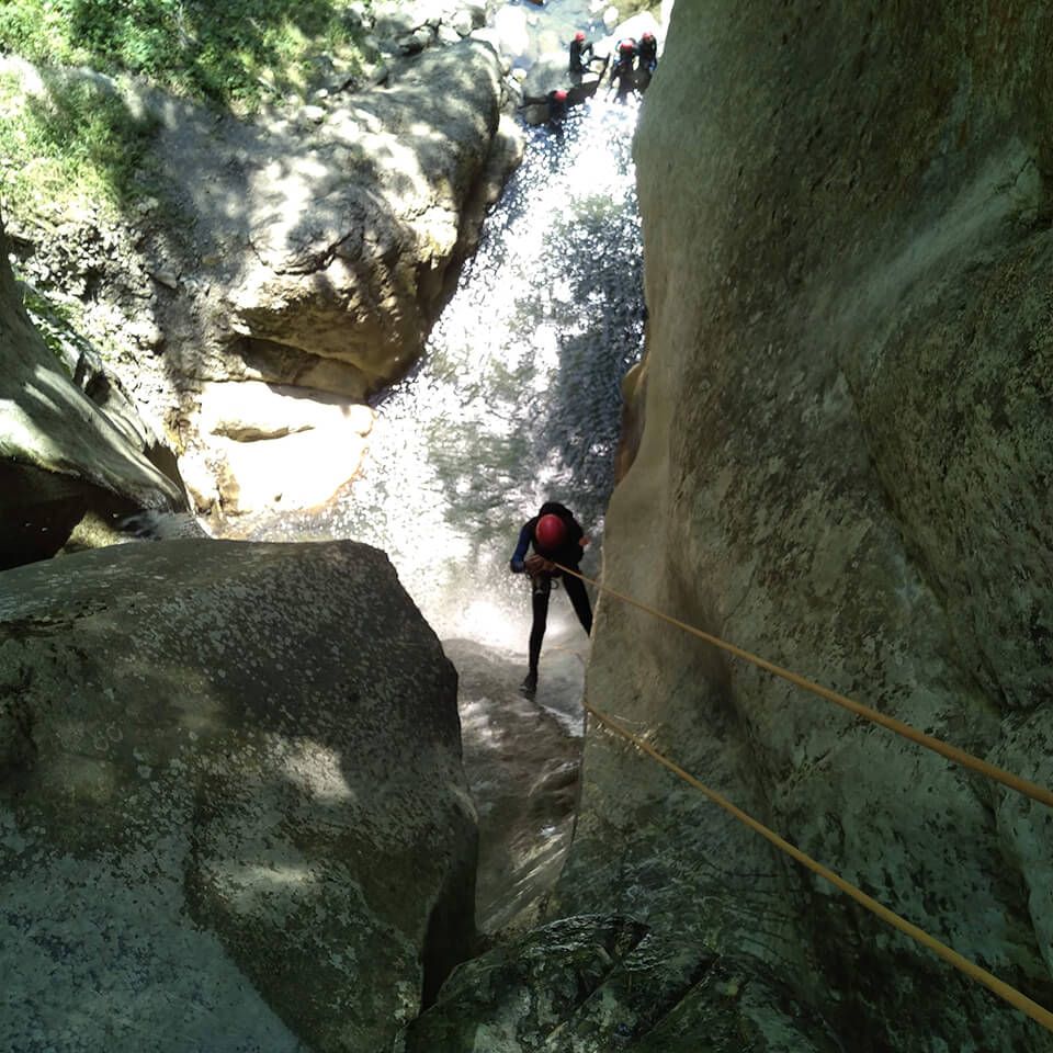 Rappel 25 mètres au canyon de Balme à Magland