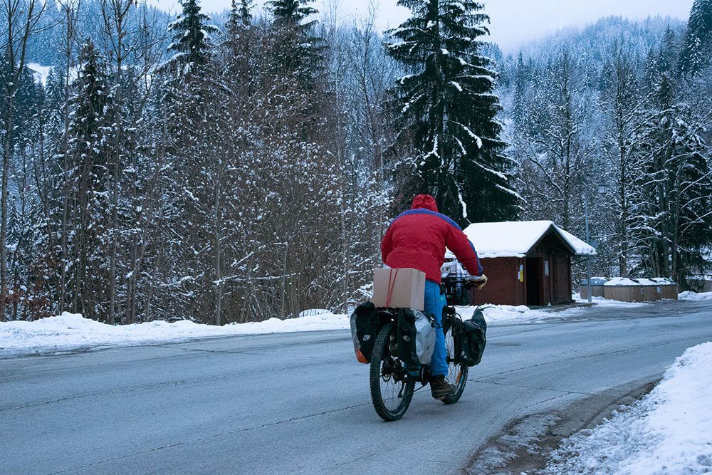 Distribution à vélo : Saint-Gervais-Mont-Blanc (Haute-Savoie, région Rhône-Alpes).