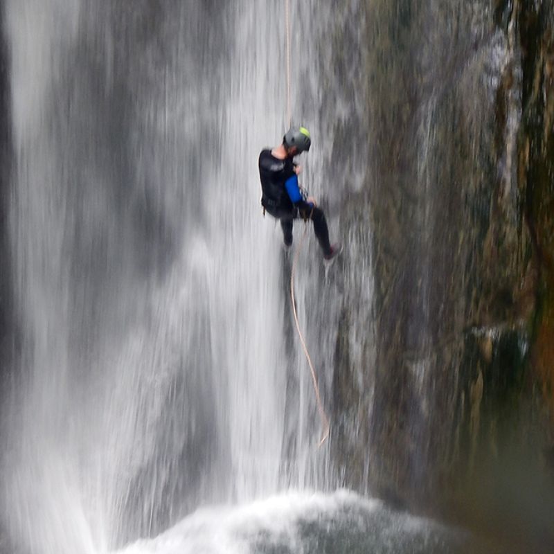 Photo d'une descente d'un canyon en famille 