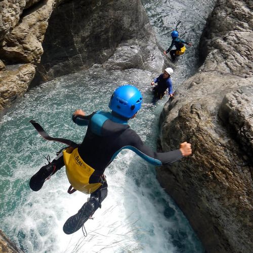 Photo d'une descente d'un canyon en famille 