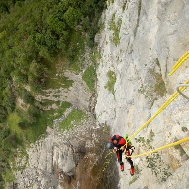 Photo d'une descente d'un canyon en famille 