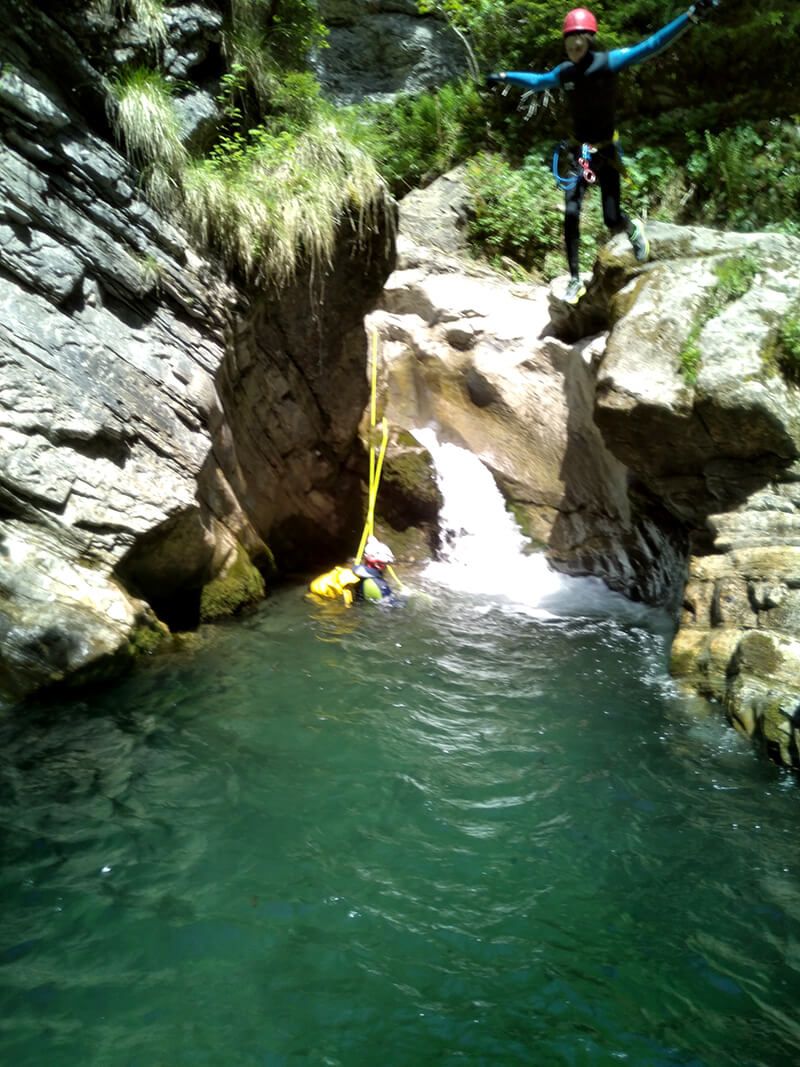 Saut dans le canyon du Foron à Taninges