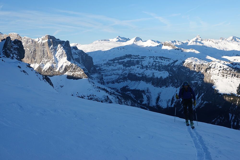 Traverser sous les frètes du grenier