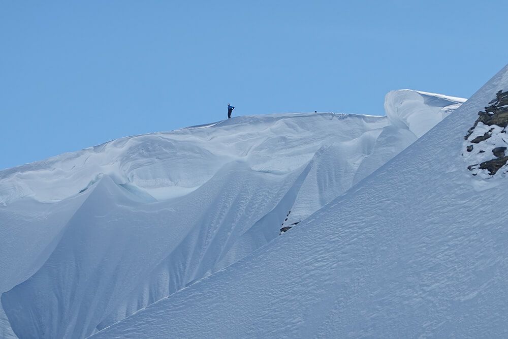 Un fou au dessus d'une corniche (Haute-Savoie)