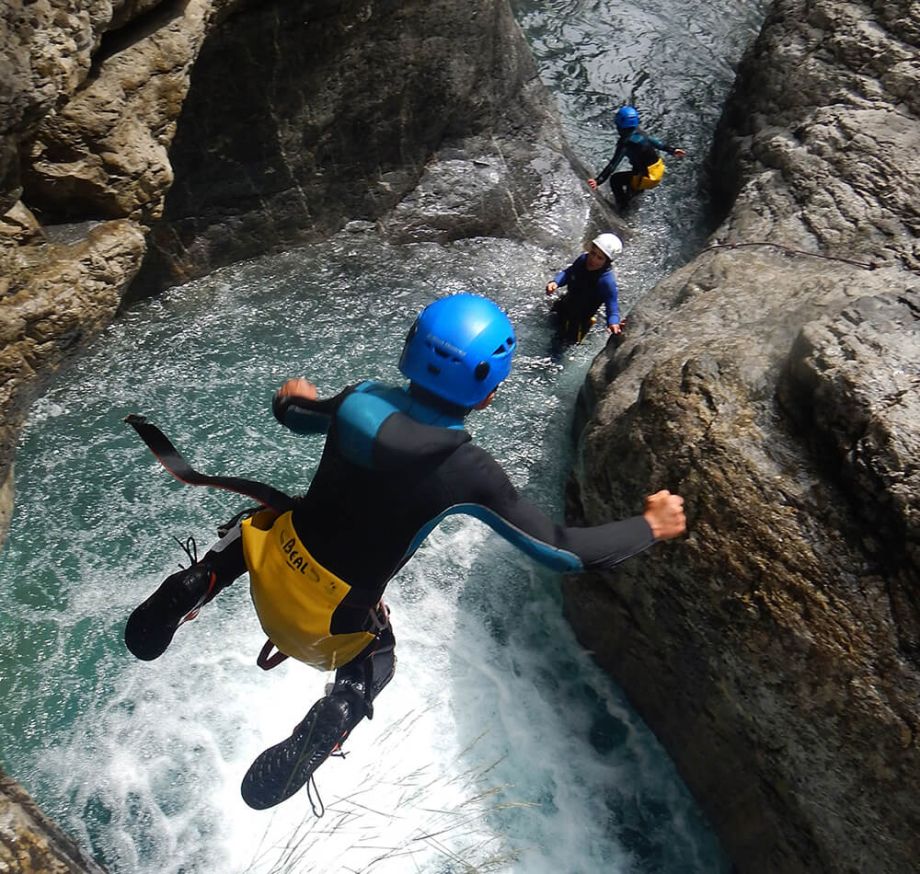 Saut d'un enfant en canyoning