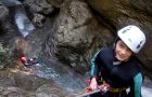 Canyoning à Nyon: descente en rappel avec enfant