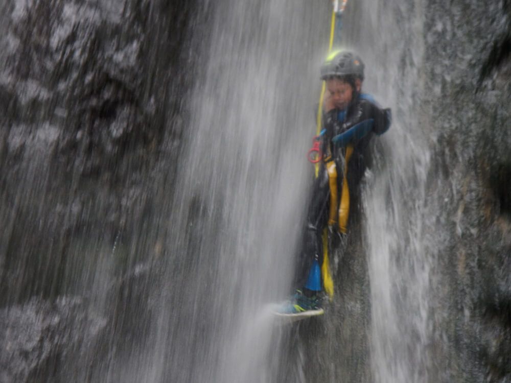 Enfant dans le canyon de Balme en Haute-Savoie, proche de Genève et Chamonix.