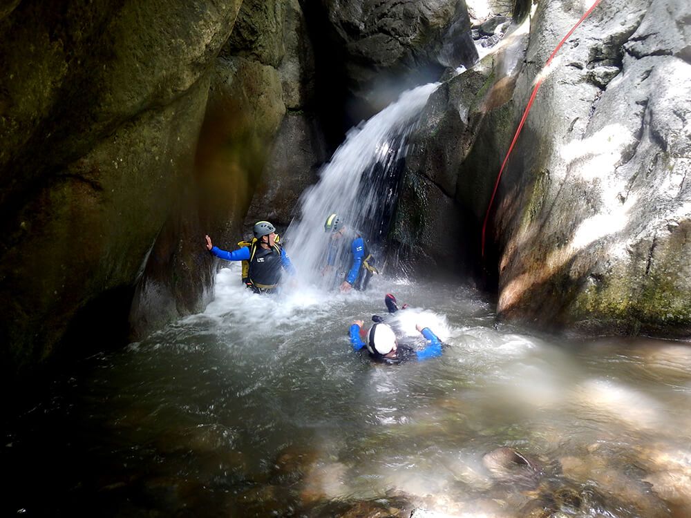 Descente en rappel dans le canyon de Balme en Haute-Savoie, proche de Genève et Chamonix.