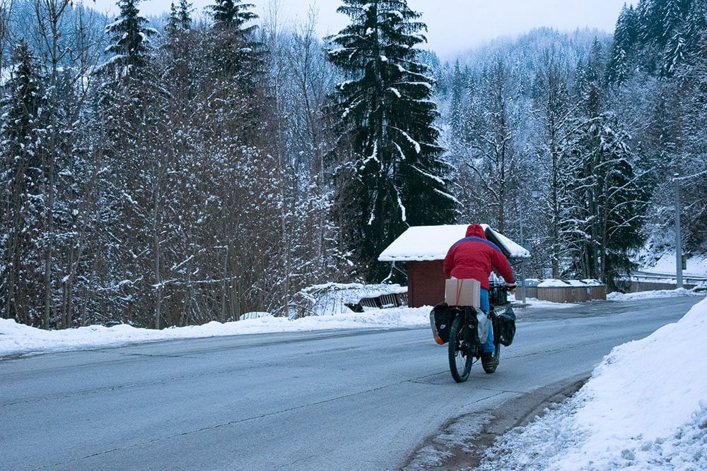 Distribution à vélo : Saint-Gervais-Mont-Blanc (Haute-Savoie, région Rhône-Alpes).