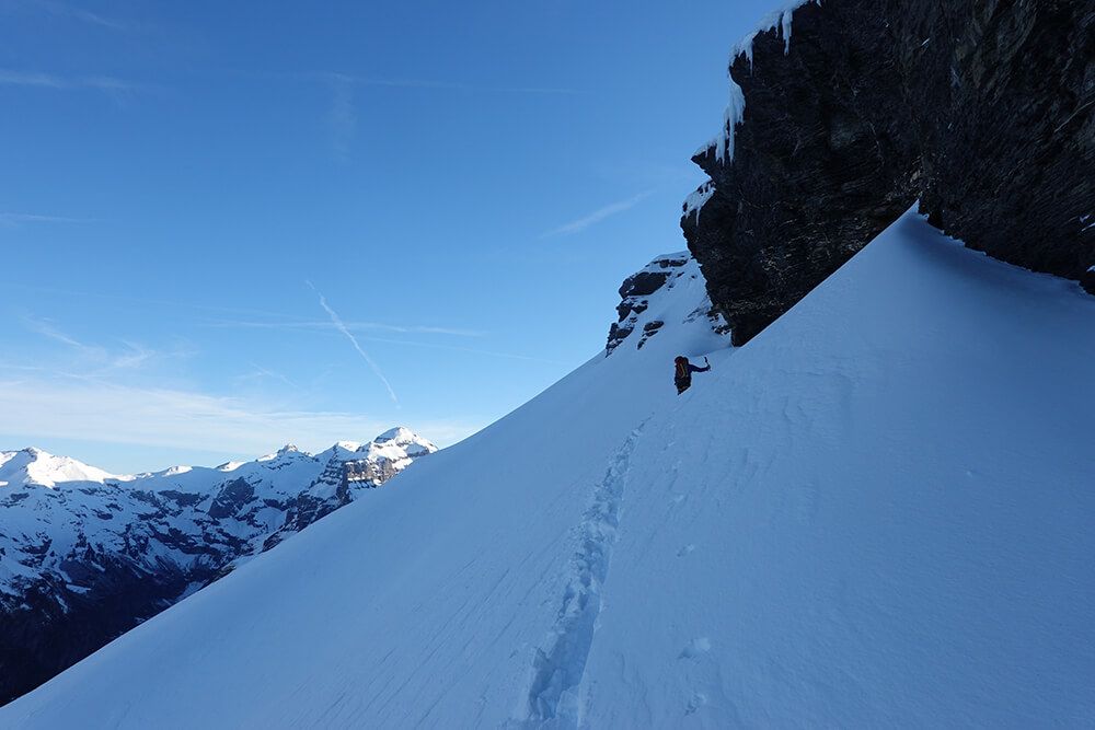 Traversée exposée sous les frètes du Grenier (Samoens)