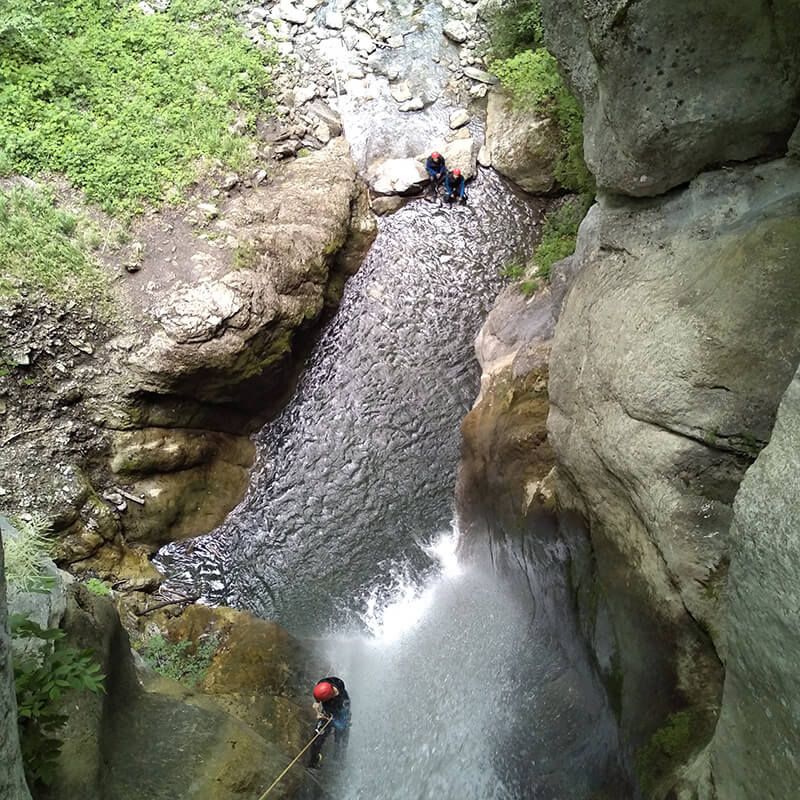 Enfant dans le canyon de Balme en Haute-Savoie, proche de Genève et Chamonix