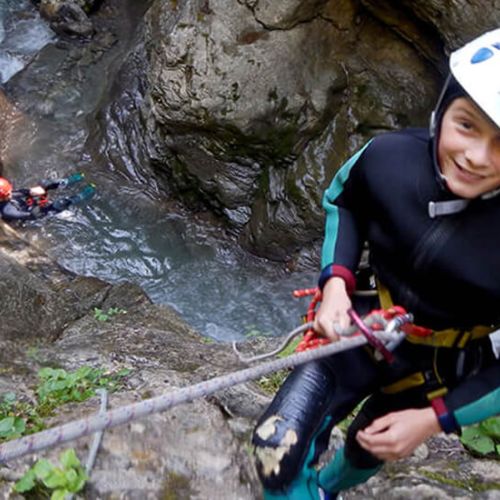 Photo d'une descente en rappel d'un enfant au canyon de Nyon à Morzine en Haute-Savoie