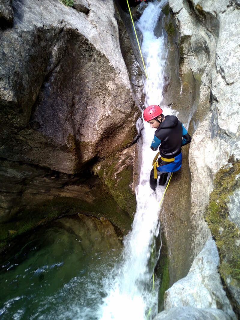 Descente en rappel dans le canyon du Foron à Taninges